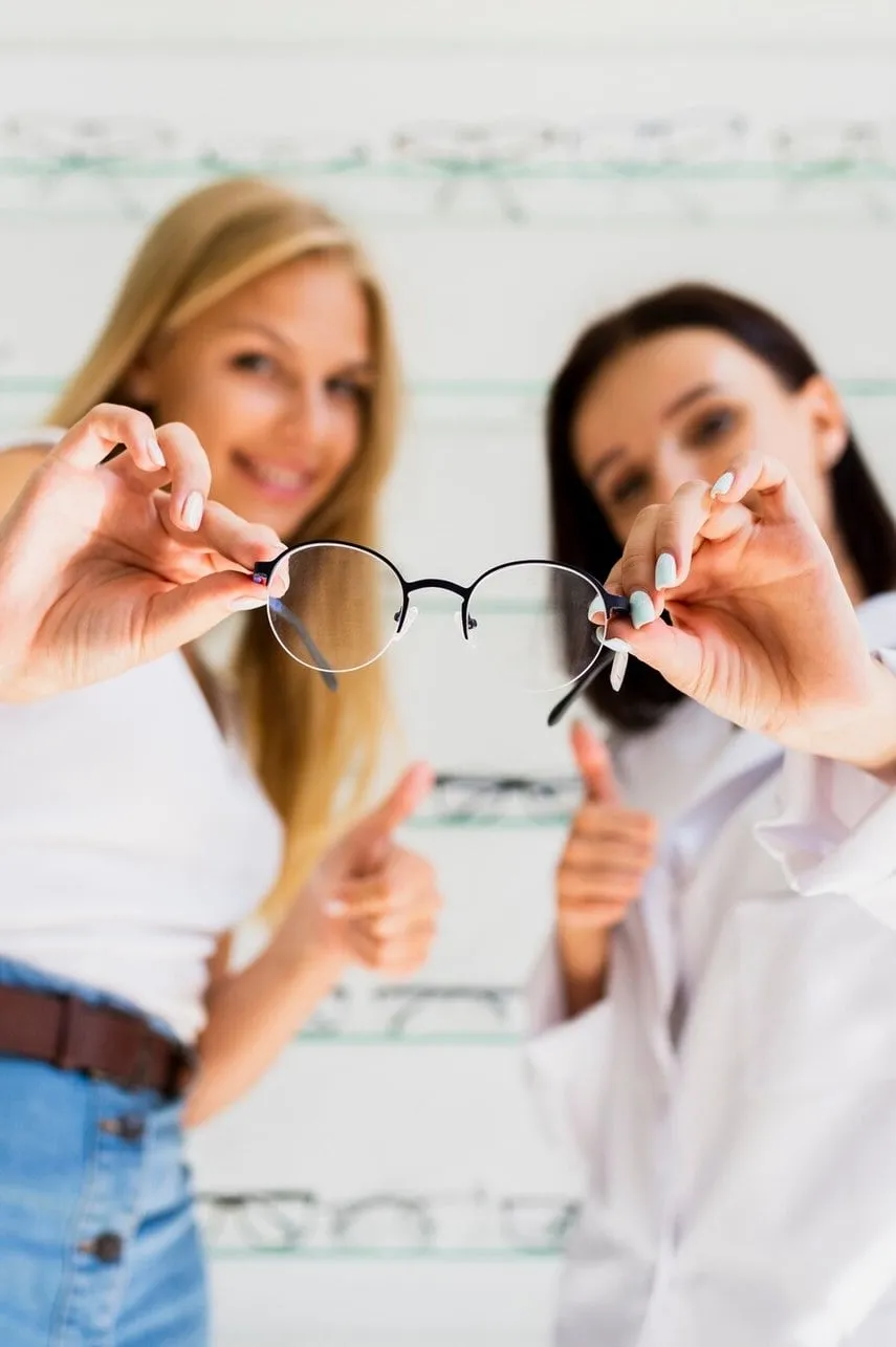 lunettes présentées par des vendeuses